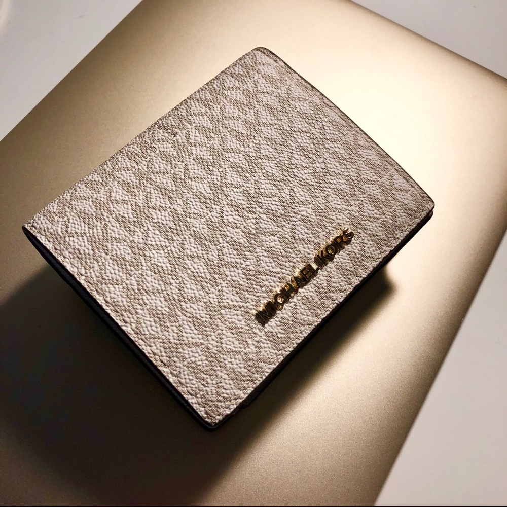 Michael Kors Wallet MUST GO